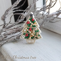 WhiteChristmastree*ビーズ刺繍ブローチ 1枚目の画像