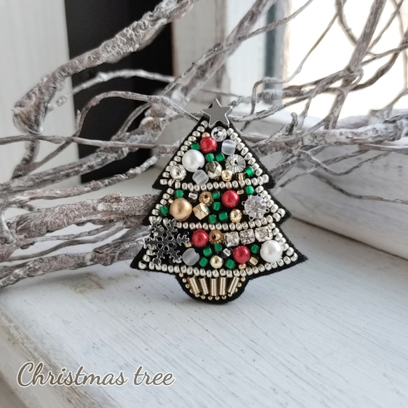 Christmastree*ビーズ刺繍ブローチ 1枚目の画像
