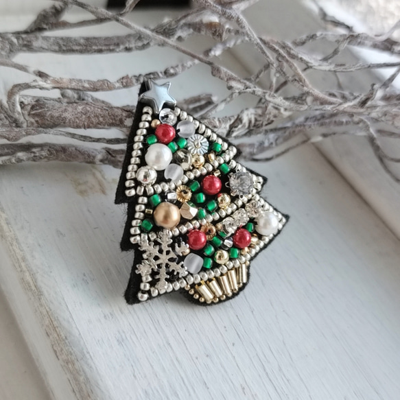 Christmastree*ビーズ刺繍ブローチ 2枚目の画像