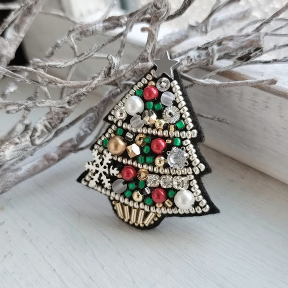 Christmastree*ビーズ刺繍ブローチ 4枚目の画像