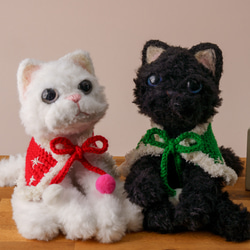 <再販>クリスマス双子のチビねこsmallサイズ<白猫ネージュと黒猫ネロ>サンタポンチョ付き　 1枚目の画像