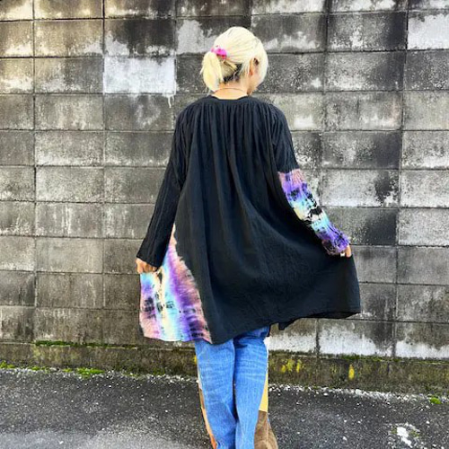 タイダイ染め　前開きワンピース　ブラックビューティ　美しい染め色ブラックにオーロラ模様 タイダイ染め 前開きワンピース ブラックビューティ 美しい