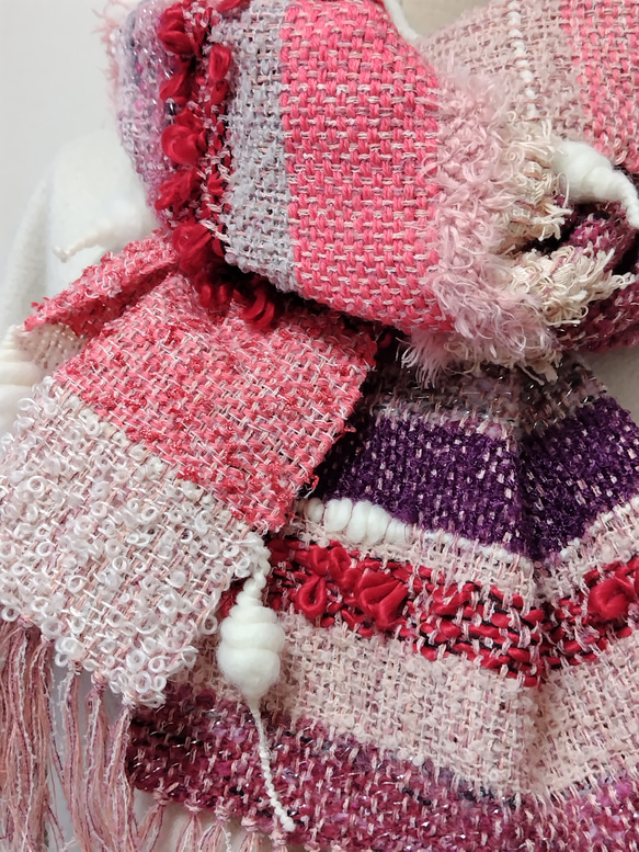 手織りのマフラー　コイルヤーンを入れたキュートなピンク 3枚目の画像