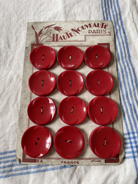 【フランス vintage 1930’s ボタン】☆ 大きめレッド ☆フランス製ヴィンテージボタン 1枚目の画像