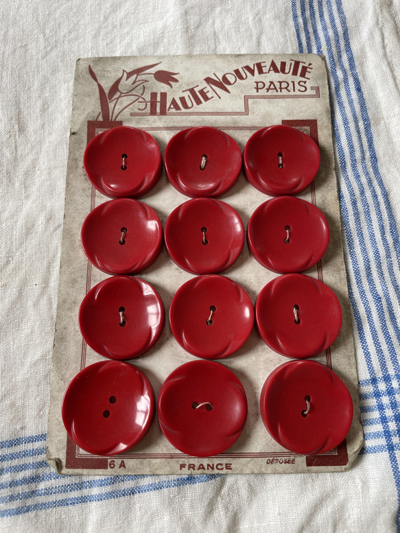 【フランス vintage 1930’s ボタン】☆ 大きめレッド ☆フランス製ヴィンテージボタン 2枚目の画像