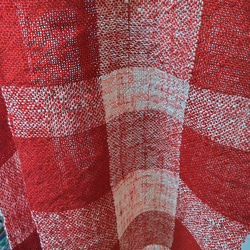 手紡ぎ手織りのマフラー　深い赤の大きなチェック 6枚目の画像