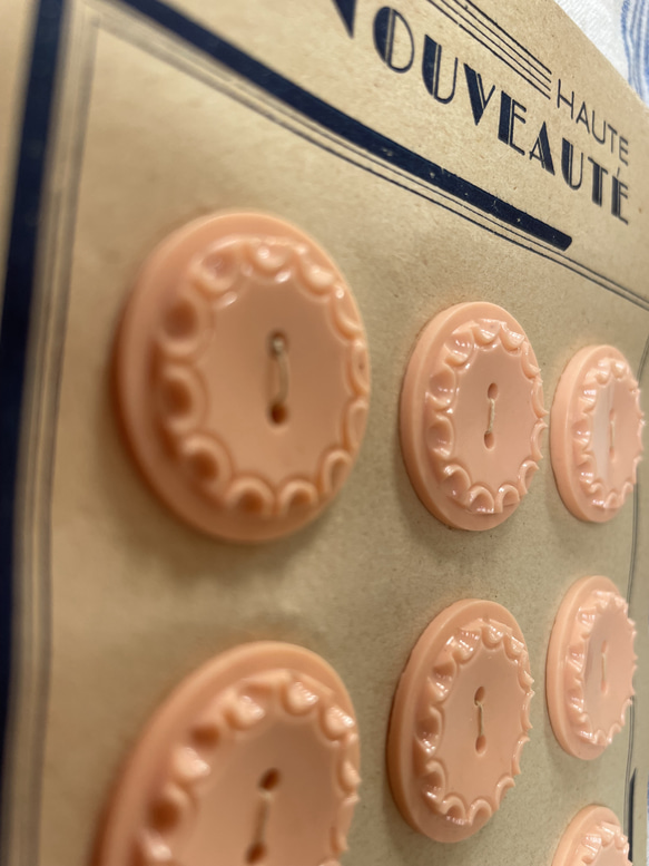 【フランス vintage 1930’s ボタン】 ☆ コーラルピンク ☆フランス製ヴィンテージボタン 3枚目の画像