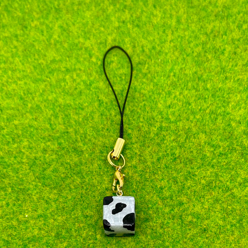 牛柄キューブストラップ（大） その他アクセサリー milk__cow 通販