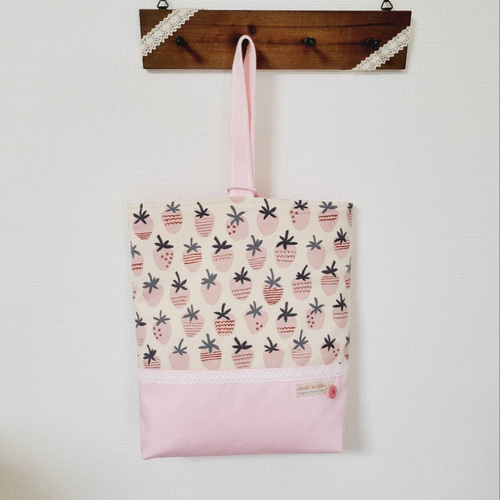 いちご柄(アイボリー)の入園入学3点セット(レッスンバッグ、上履き入れ