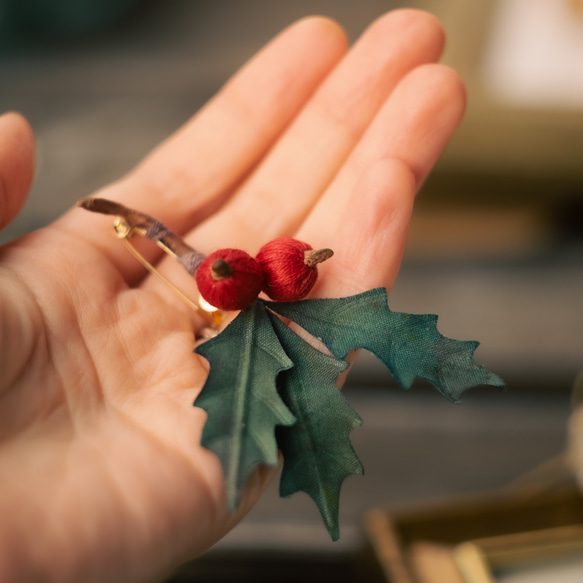 クリスマス の ヒイラギ 木の実ブローチ 6枚目の画像
