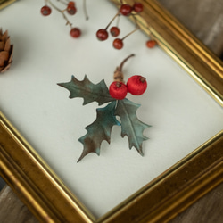 クリスマス の ヒイラギ 木の実ブローチ 2枚目の画像