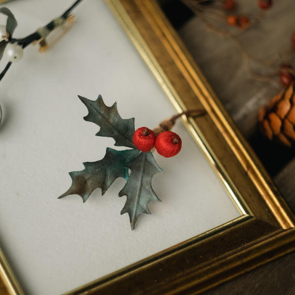 クリスマス の ヒイラギ 木の実ブローチ 7枚目の画像