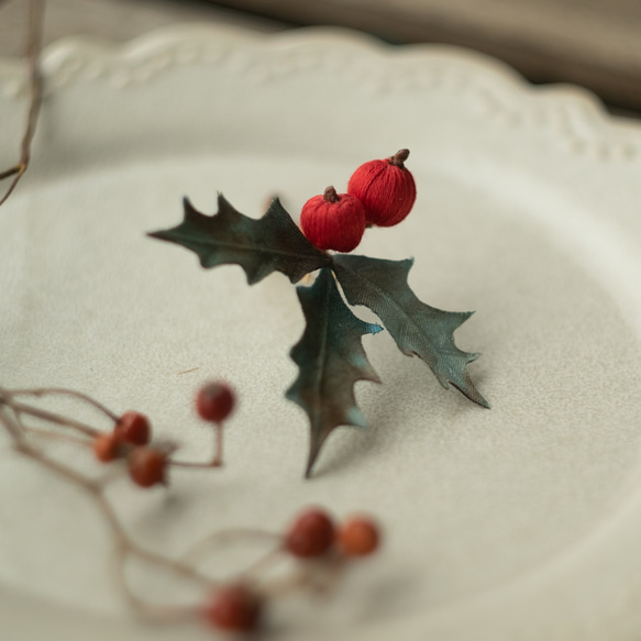 クリスマス の ヒイラギ 木の実ブローチ 4枚目の画像