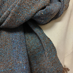 手紡ぎ手織りのストール　ダークブラウンにコバルトブルーで彩りを 5枚目の画像