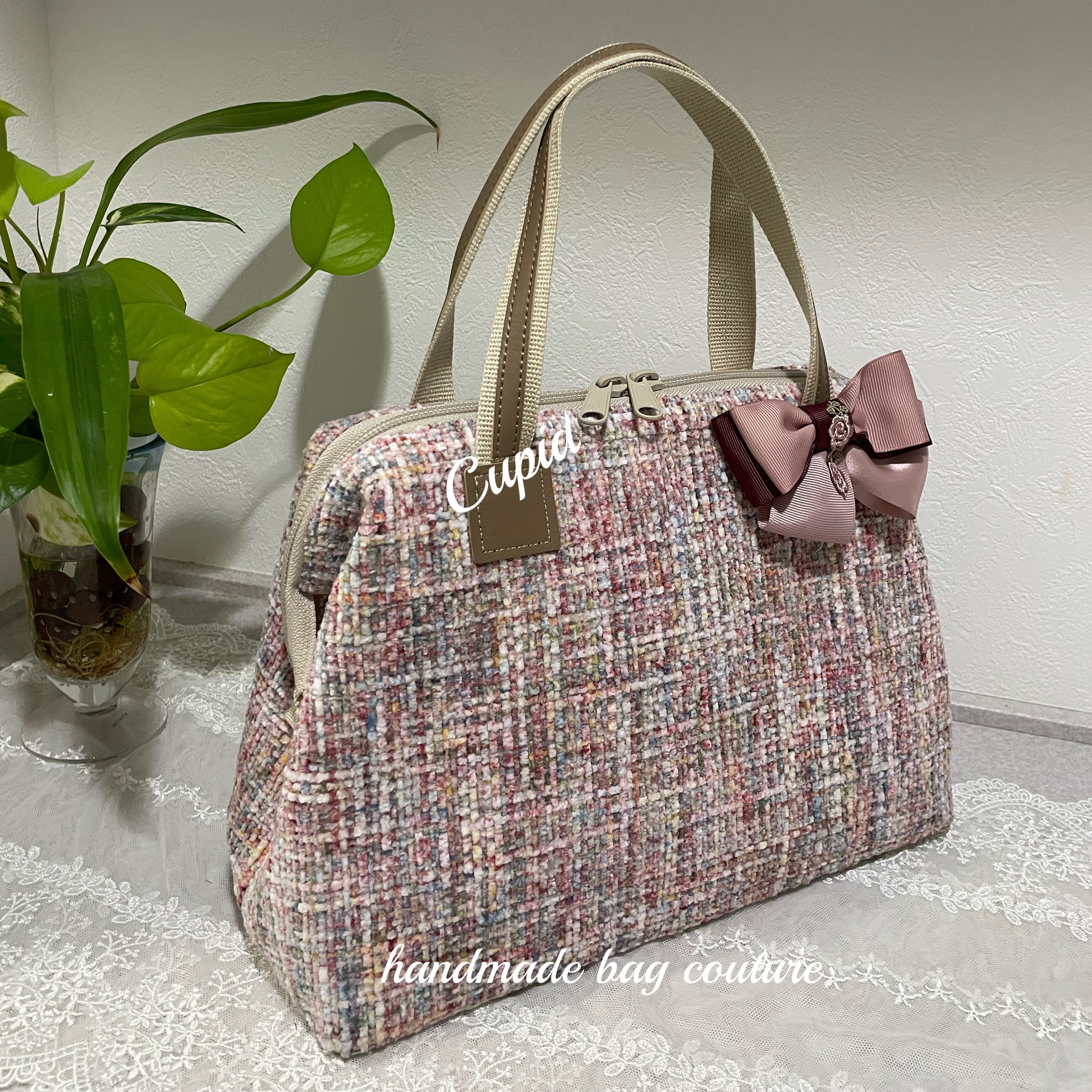 ヨーロッパファンシーツイード（ピンク系）のカパっと開閉軽量2wayボストンバッグ（リボンコサージュ付）        Ω