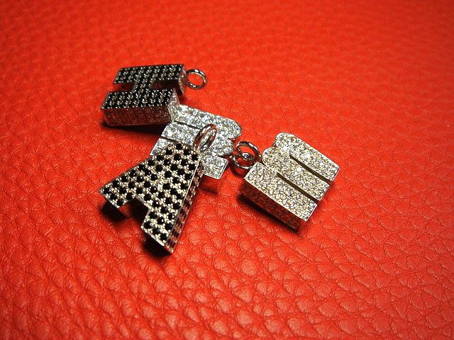 ★1点だけsale A 豪華なイニシャル ペンダント トップ。マイクロセッティングされたジュエリーです。 シルバー