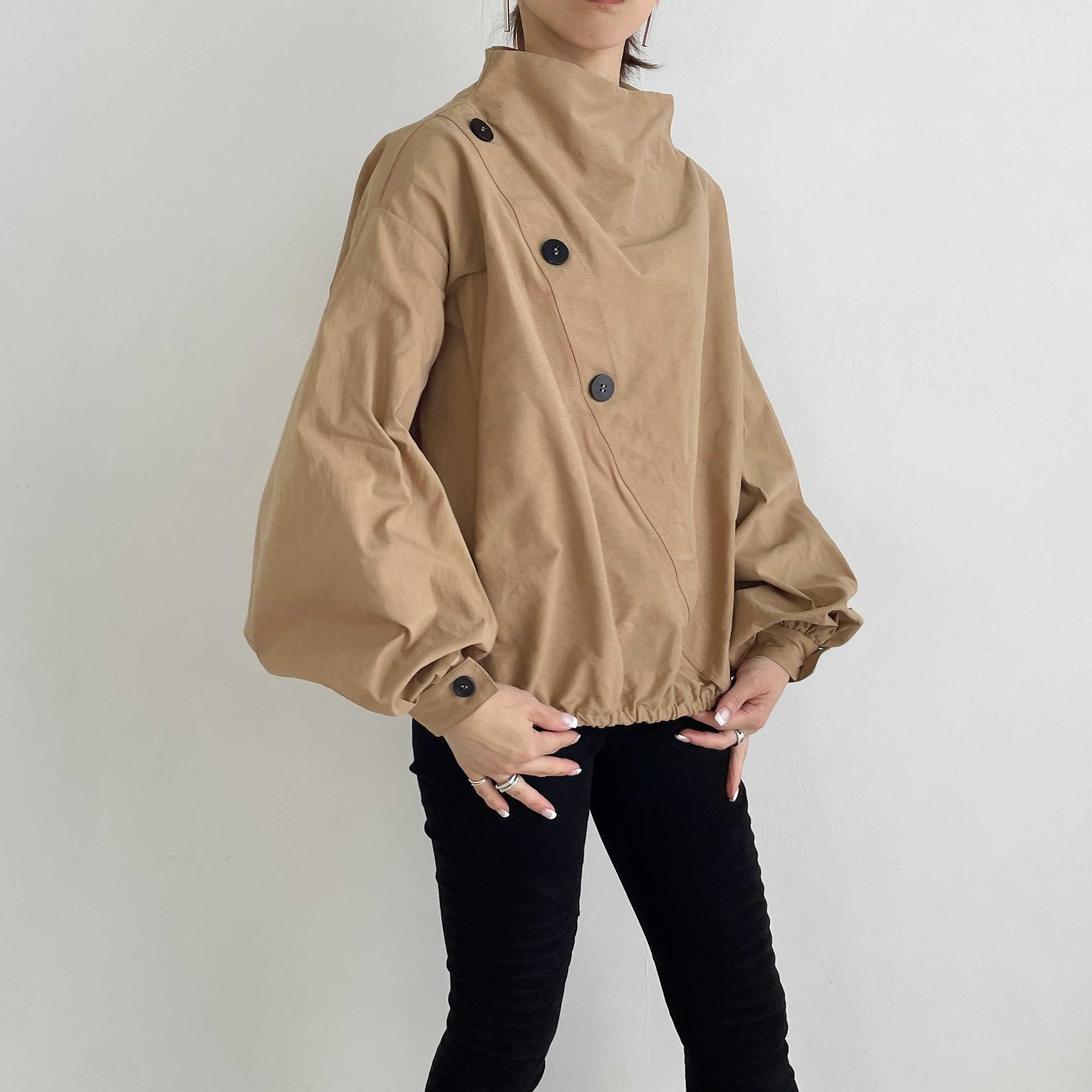 ボトルハイネックフロントボタントップス(beige)