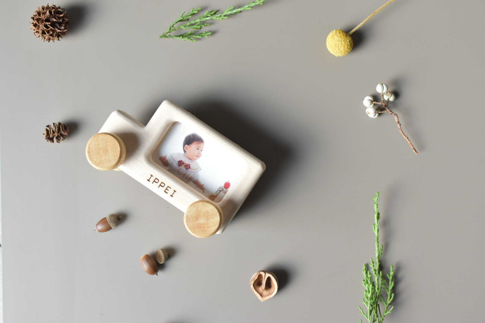 カタコト遊んで、飾れる木の車。