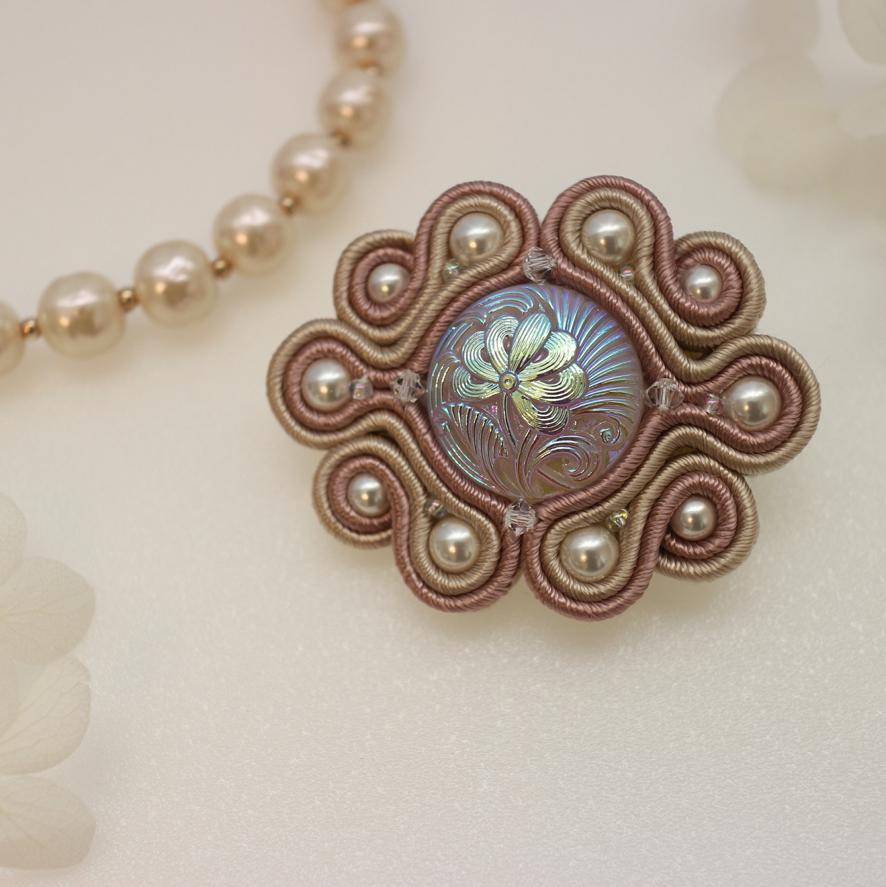 【Molly-モリー-】 soutache（ソウタシエ）ブローチ ［ピンクベージュ系］　ラッピング可です☆.:*