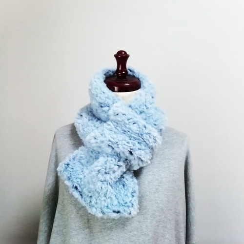 再販 輪に通してね。ふっかふっか手編みのマフラー（ブルー） マフラー