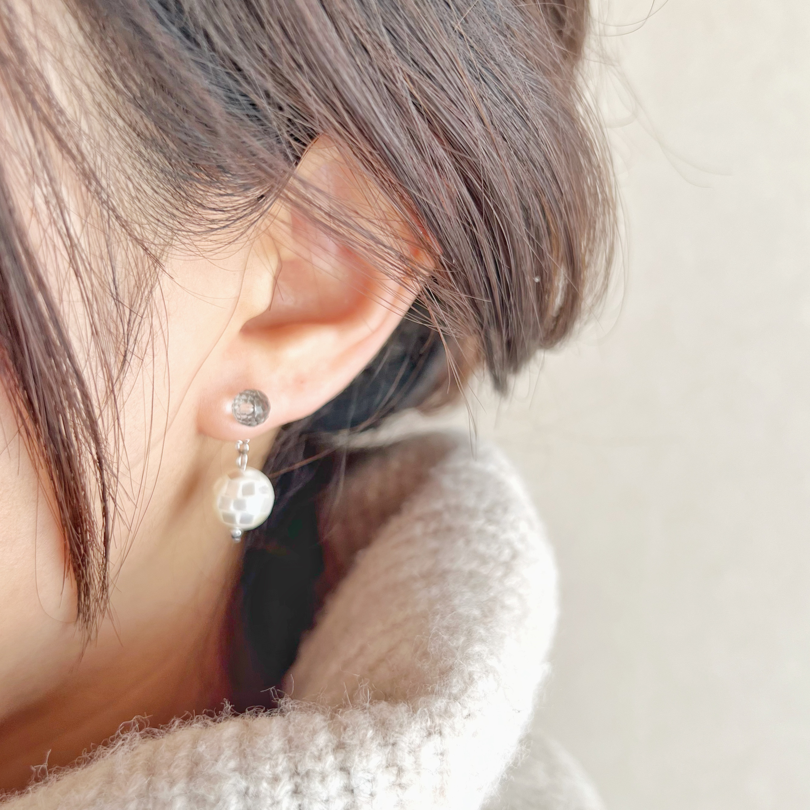 【JORIE】大人の雪道　2way 揺れる大人のマザーオブパール　サージカルステンレス刻印　ピアスイヤリング対応