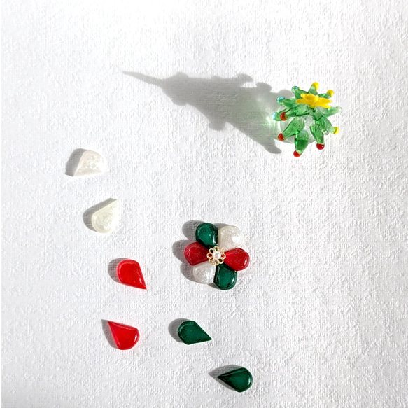ブローチ ピンバッチ　クリスマスカラーのこつぶなお花 =iro-asobi= 1枚目の画像
