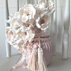 4寸サイズ パウダーピンクベージュの壷 & ペーパークレイアートの白い花束 インテリア 骨壺　手元供養　メモリアルボトル 1枚目の画像