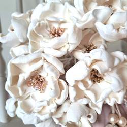4寸サイズ パウダーピンクベージュの壷 & ペーパークレイアートの白い花束 インテリア 骨壺　手元供養　メモリアルボトル 3枚目の画像