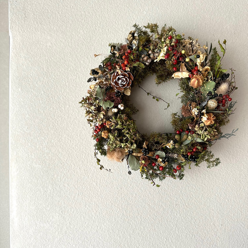 森の幻想的なスモークツリーとニゲラ、ルリタマアザミのナチュラルリース 森の幻想的なスモークツリーとニゲラ、ルリタマアザミのナチュラル