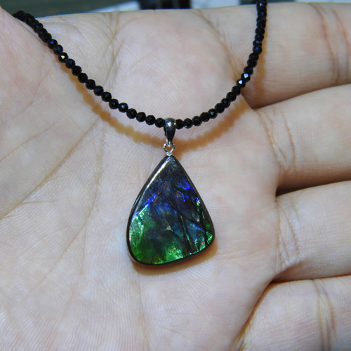 カナダ産最高級アンモライト(コーライト)のペンダントトップ！メイド