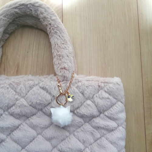 おねむ子猫ちゃんのバッグチャーム♡ストラップ♡アートドール♡ぬいぐるみ♡お花♡ 大人気【ふわふわねこちゃんファーとオーロラガラスのバッグ