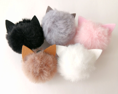 大人気【ふわふわねこちゃんファーとオーロラガラスのバッグチャーム