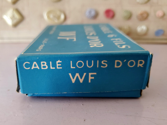 フランスアンティーク　箱入り木製ボビン白黒セット LOUIS D'OR WF 6枚目の画像