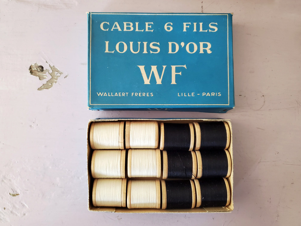 フランスアンティーク　箱入り木製ボビン白黒セット LOUIS D'OR WF