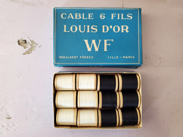 フランスアンティーク　箱入り木製ボビン白黒セット LOUIS D'OR WF 1枚目の画像