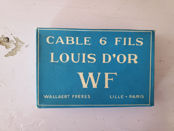 フランスアンティーク　箱入り木製ボビン白黒セット LOUIS D'OR WF 4枚目の画像