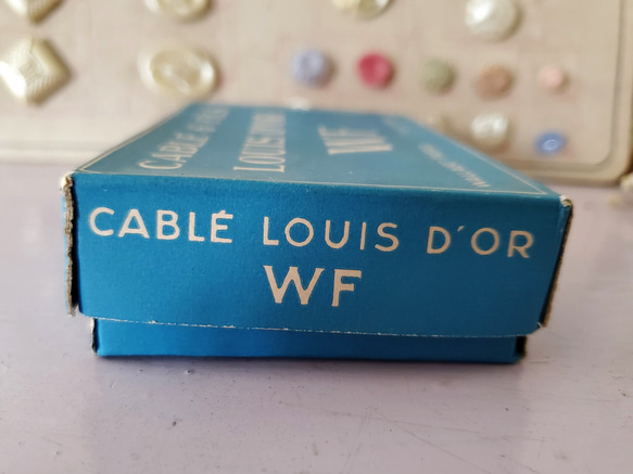 フランスアンティーク　箱入り木製ボビン白黒セット LOUIS D'OR WF 8枚目の画像