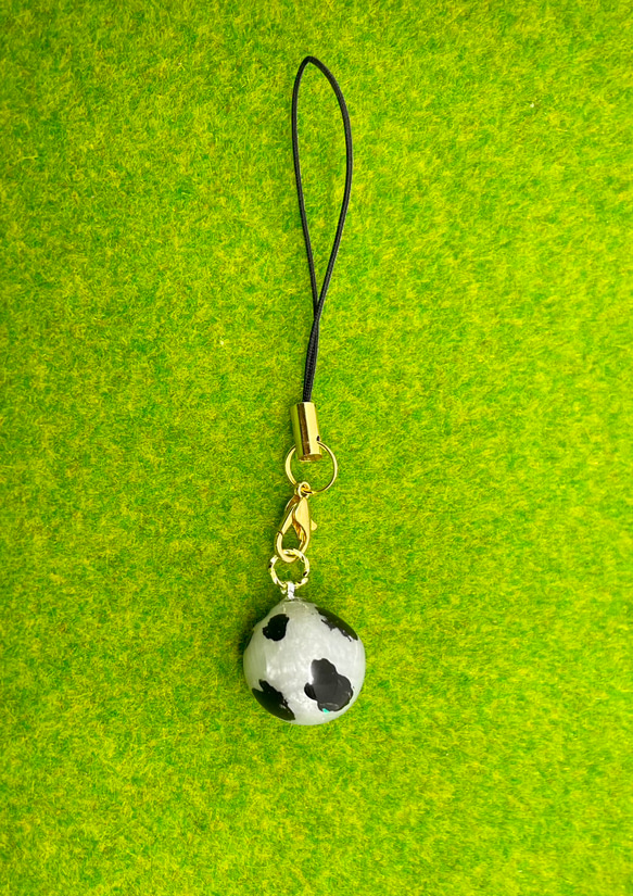 牛柄球体ストラップ その他雑貨 milk__cow 通販｜Creema(クリーマ) 16900929