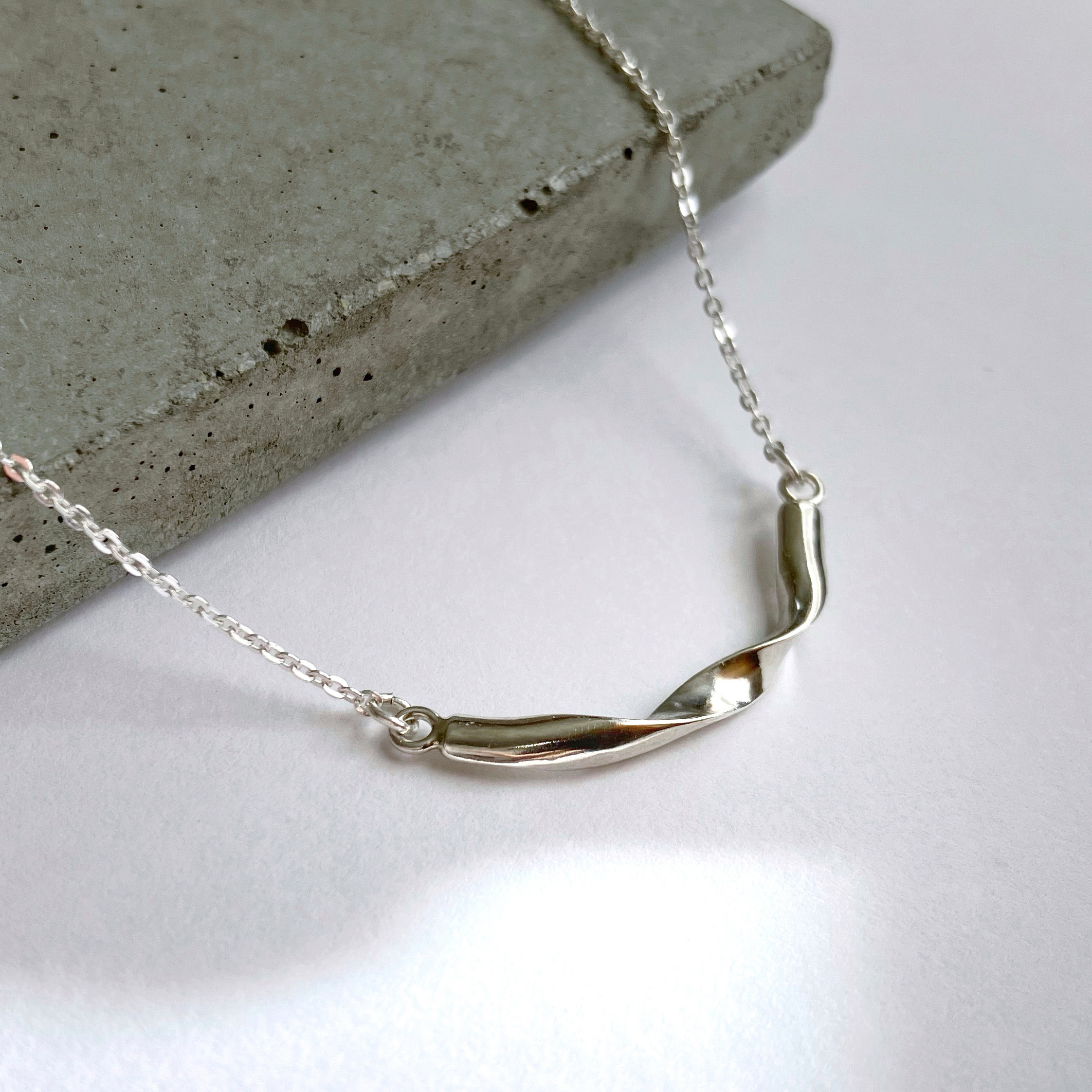 silver925  ニュアンスひねりバーネックレス  シンプル　アーチ　カーブ