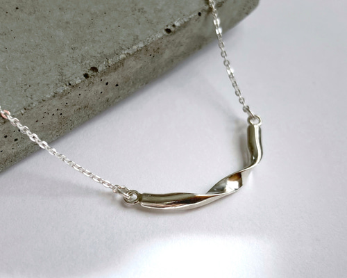 silver925 ニュアンスひねりバーネックレス シンプル アーチ カーブ