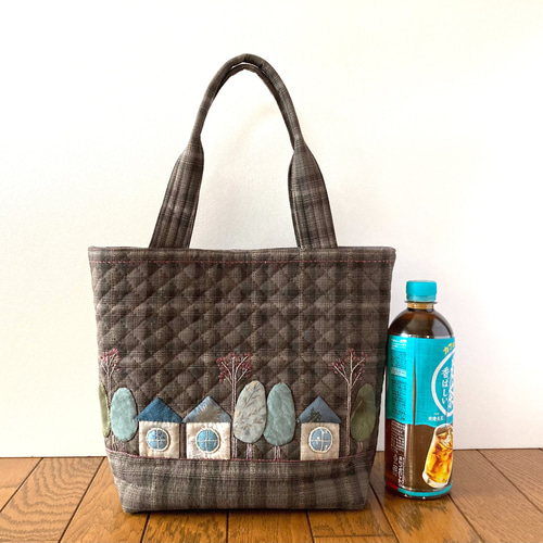 ハウスと刺繍のパッチワークキルトバッグ パッチワーク ハウスと刺繍のパッチワークキルトバッグ パッチワーク