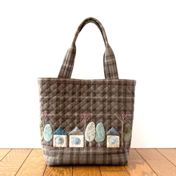 アップリケと刺繍のパッチワークキルトのバッグ（ハンドメイド） 4422a6831d9bbe551755536f62a481