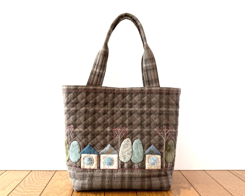ハウスと刺繍のパッチワークキルトバッグ パッチワーク ハウスと刺繍のパッチワークキルトバッグ パッチワーク