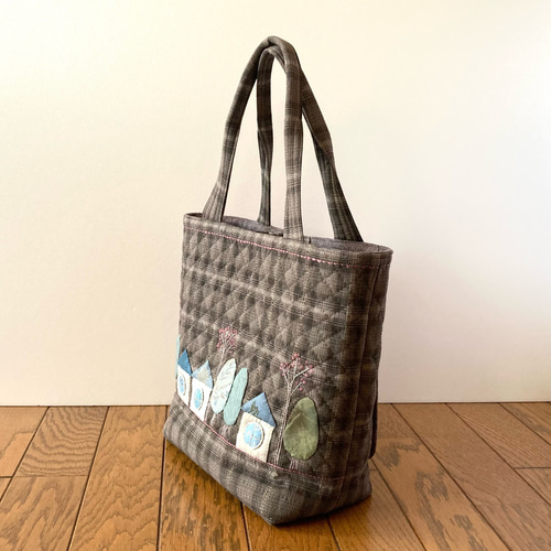ハウスと刺繍のパッチワークキルトバッグ パッチワーク