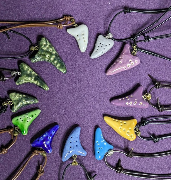 オカリナのペンダント ネックレス・ペンダント ハッシーの手作り陶器