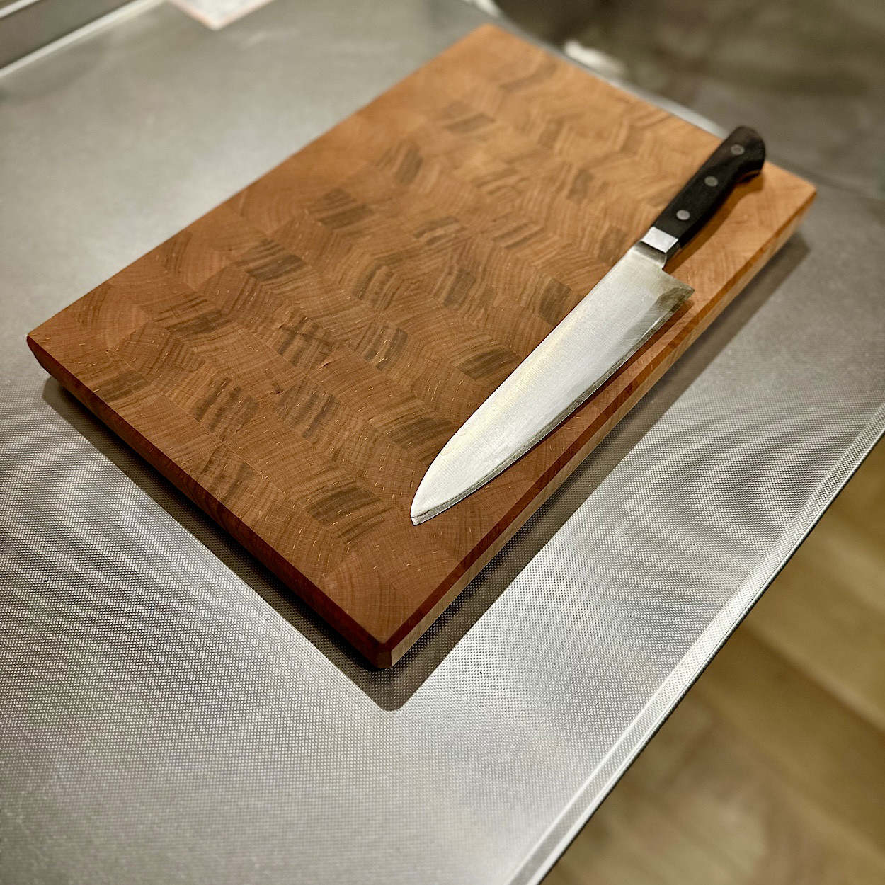 桜のエンドグレインカッティングボード｜包丁に優しい木口面まな板［390×265×28mm］滑り止め付き