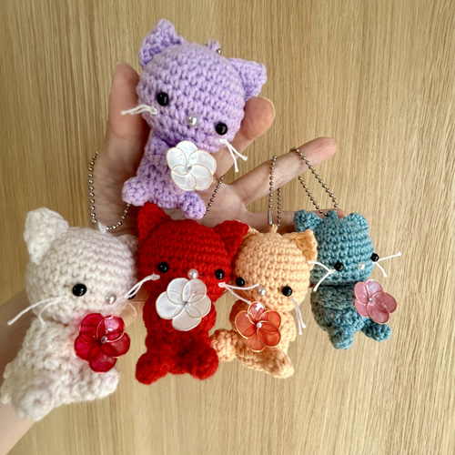 あみぐるみ お花を持つ ねこのはなちゃん 〘紫〙 ボールチェーン