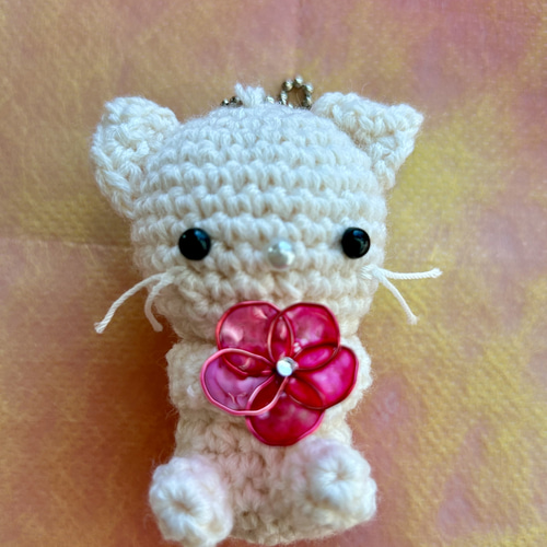 あみぐるみ お花を持つ ねこのはなちゃん 〘ホワイト〙 ボールチェーン