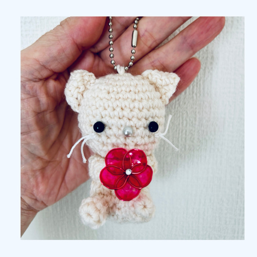あみぐるみ お花を持つ ねこのはなちゃん 〘ホワイト〙 ボールチェーン