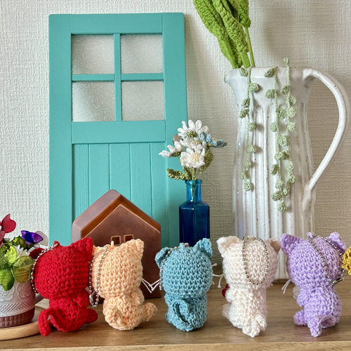 あみぐるみ お花を持つ ねこのはなちゃん 〘ホワイト〙 ボールチェーン